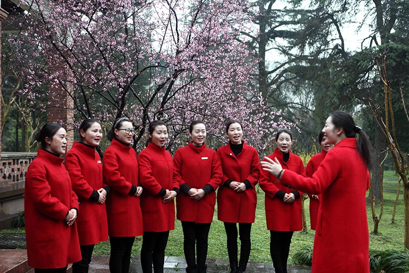 國家二級演員、揚州市文化館社會工作中心主任周倩為船娘們培訓(xùn)揚州小調(diào)